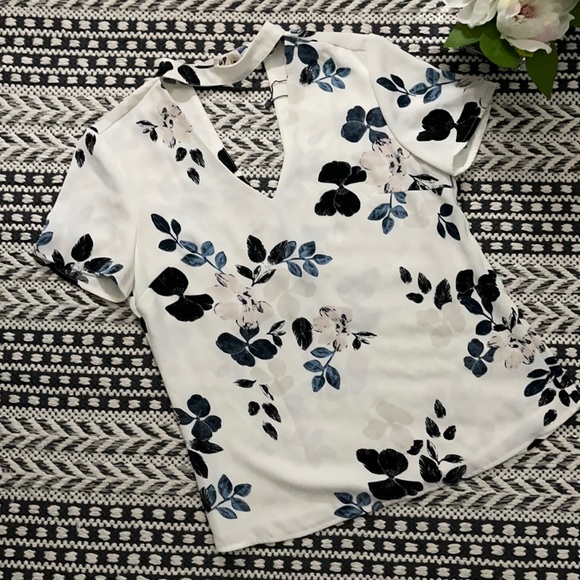 NWOT Graphic Flower Choker Neck Tee - Picture 1 of 8